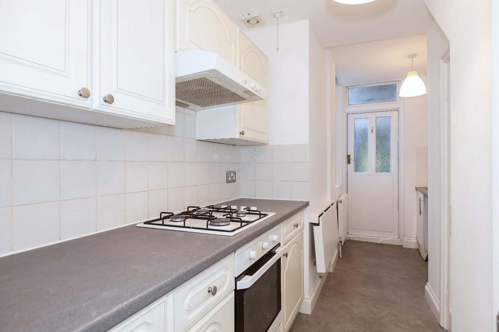 Property photo 3 of 11 Compton Court_6.Jpg