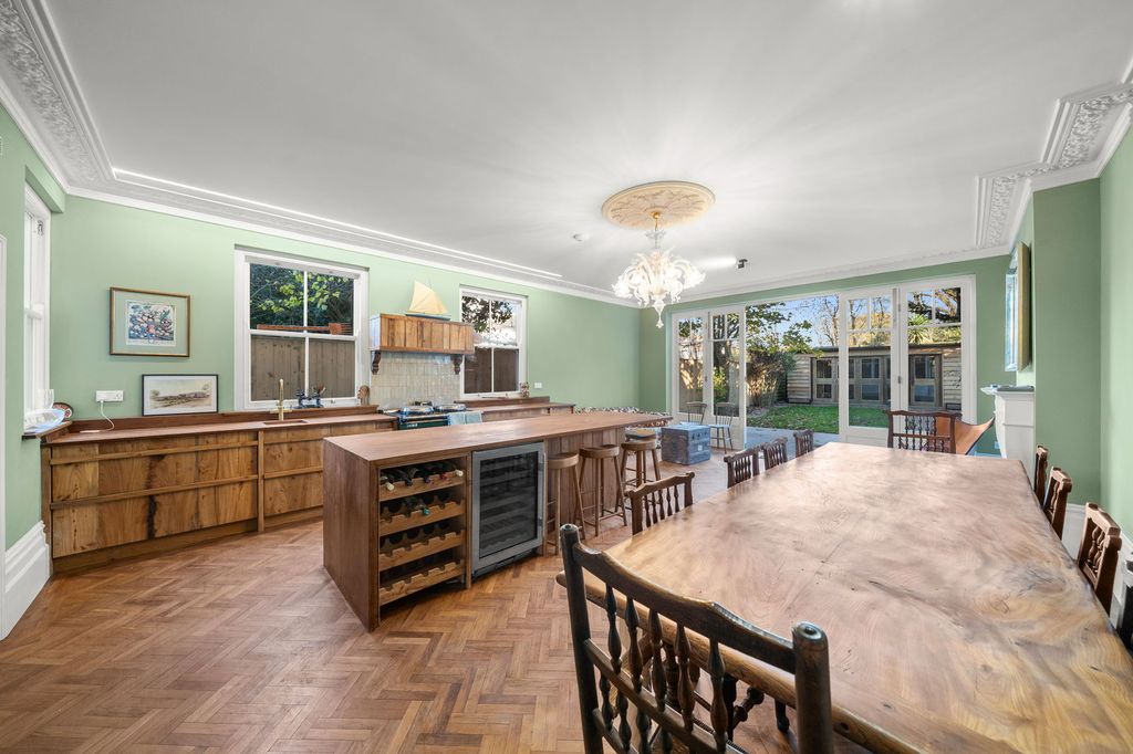 Property photo 2 of 23