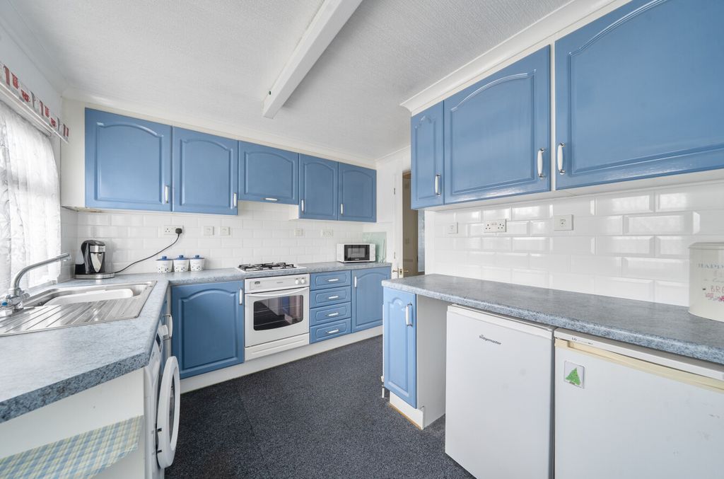 Property photo 2 of 12 1496833156A5Fd74281916Arw