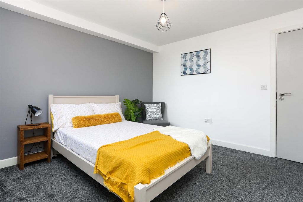 Property photo 2 of 7 68 St George's Road-2.Jpg