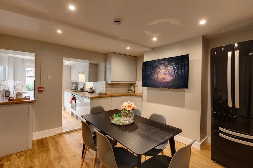 Property photo 2 of 25 A Modern Open-Plan Kitchen And Dining Area With A ...