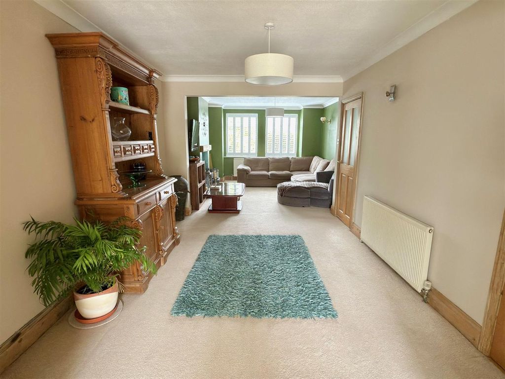 Property photo 3 of 23 Full Lounge.Jpg