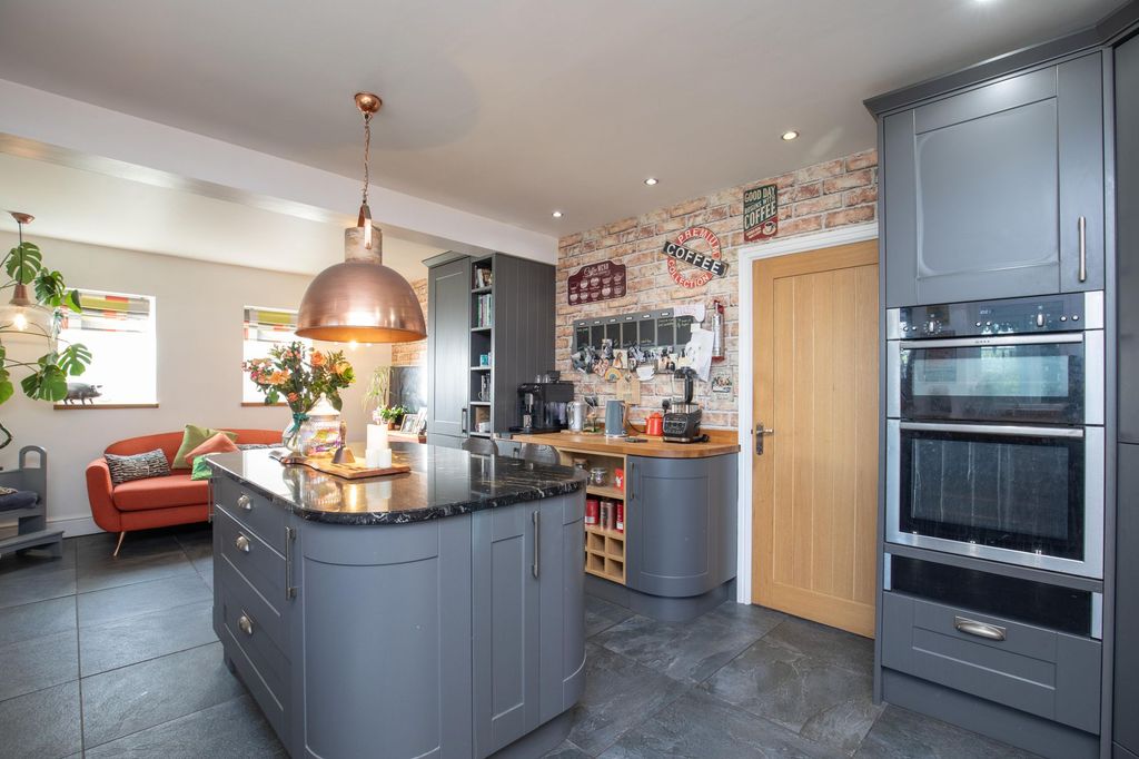 Property photo 3 of 49