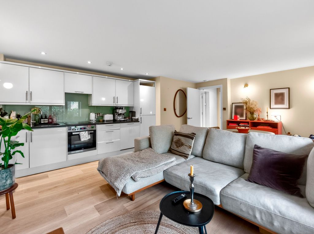 Property photo 2 of 19 Reception/Kitchen