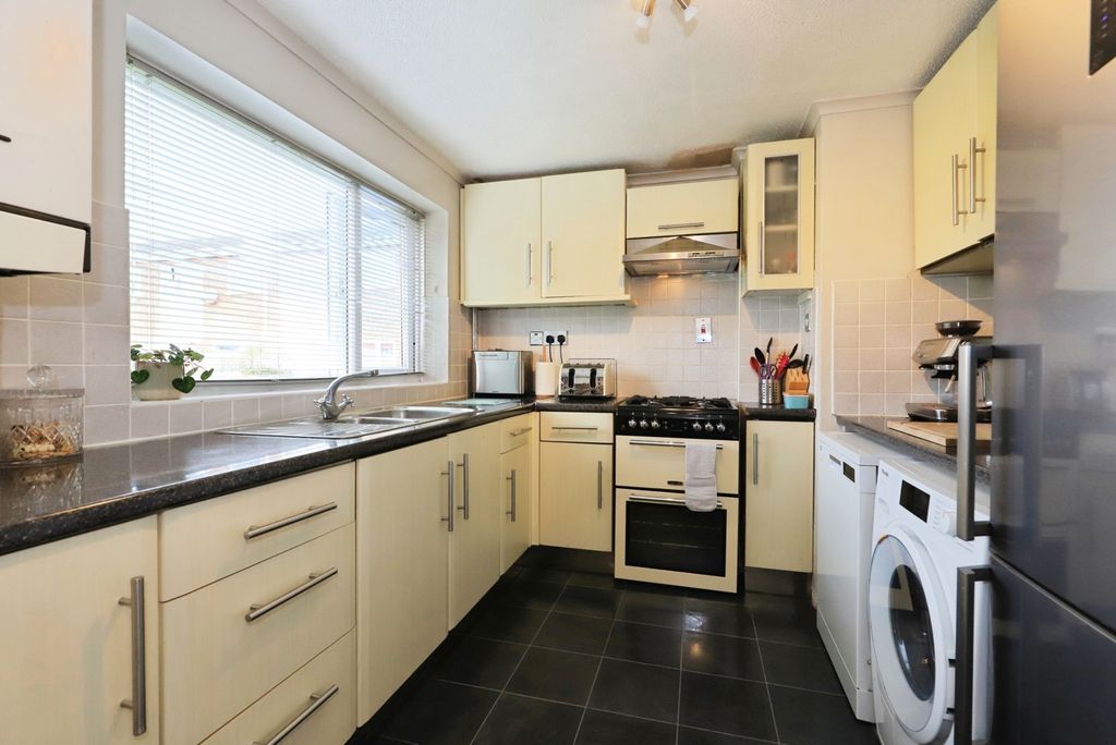 Property photo 3 of 11 Kitchen