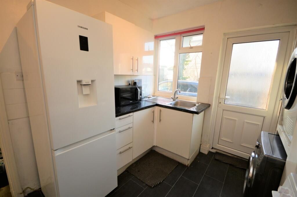 Property photo 3 of 5 Kitchen