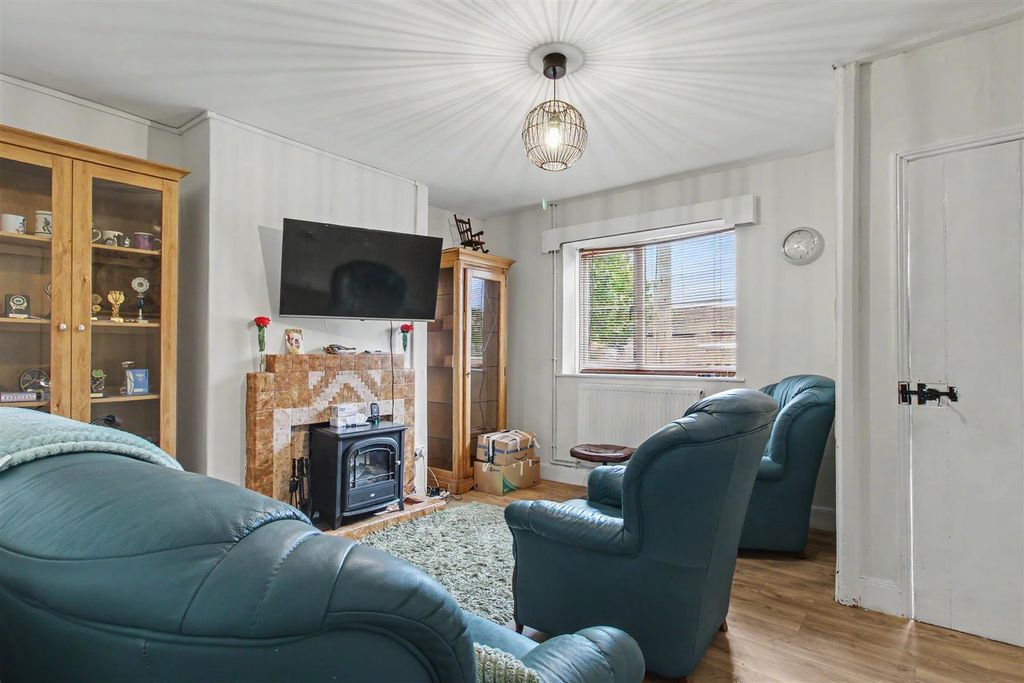 Property photo 2 of 16 Lounge