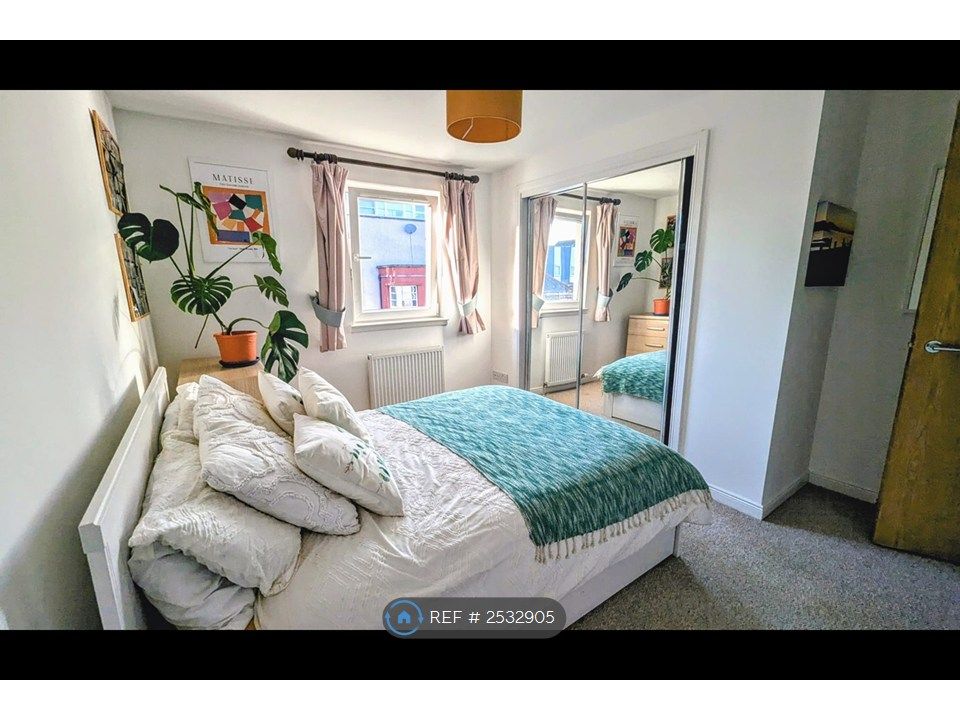 Property photo 1 of 9 Spacious Bedroom