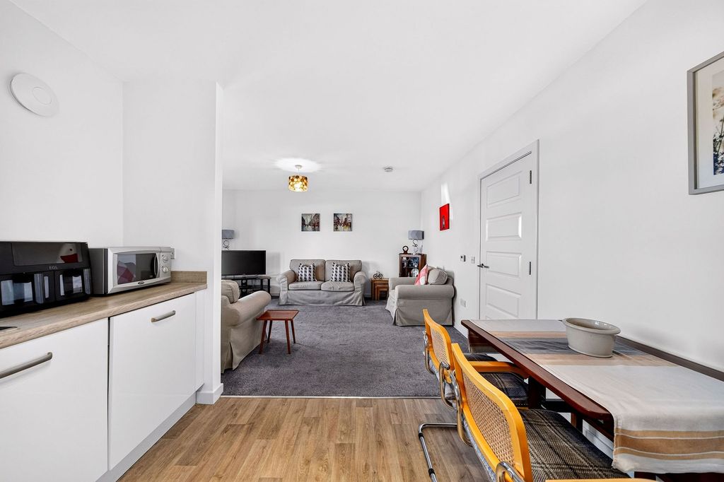 2 bed flat for saleLangwill Place, Currie EH14 photo 4