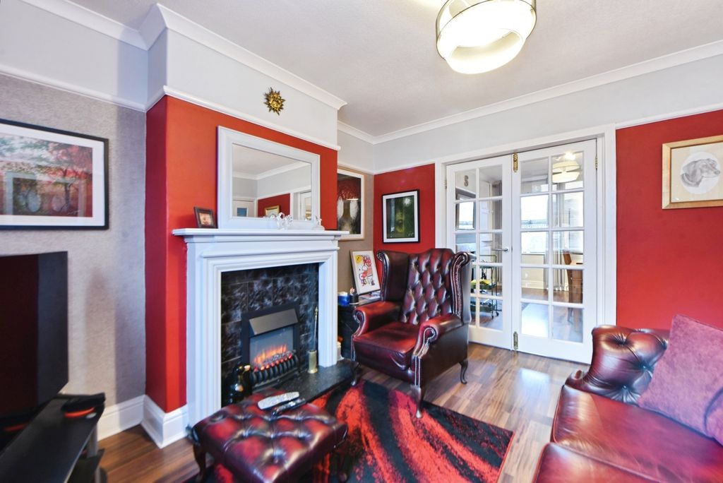 Property photo 3 of 11 Lounge