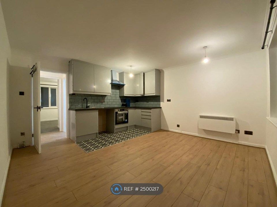 Property photo 2 of 7 Livingroom/Kitchen
