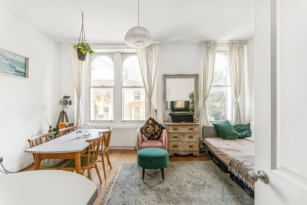 Property photo 2 of 15 Kitchen/Reception