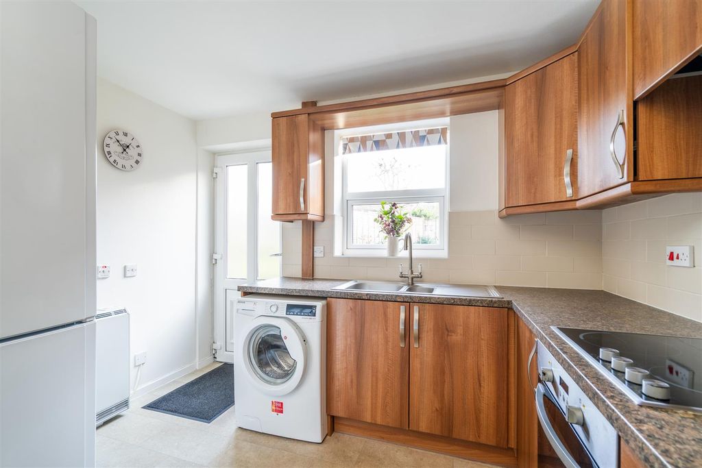 Property photo 3 of 11 19 Hartlebury Close_5.Jpg