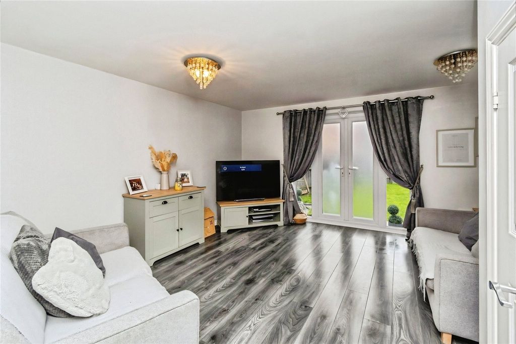 Property photo 2 of 17 Lounge