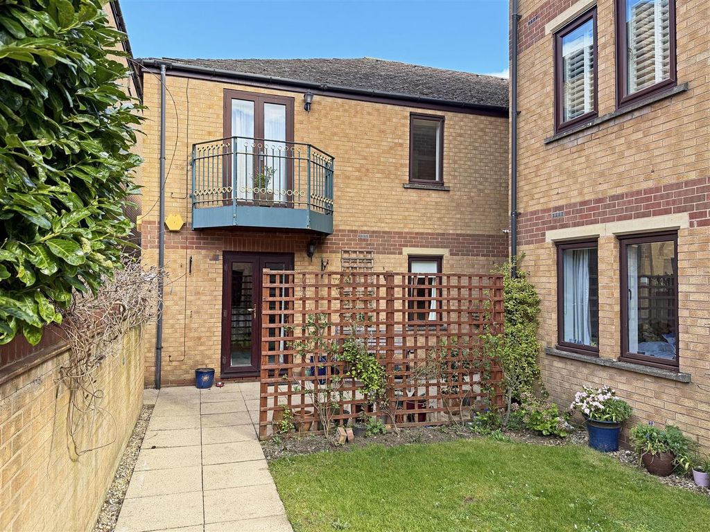Property photo 1 of 11 Welland Mews, Stamford