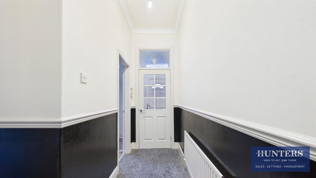 Property photo 2 of 11 Hallway