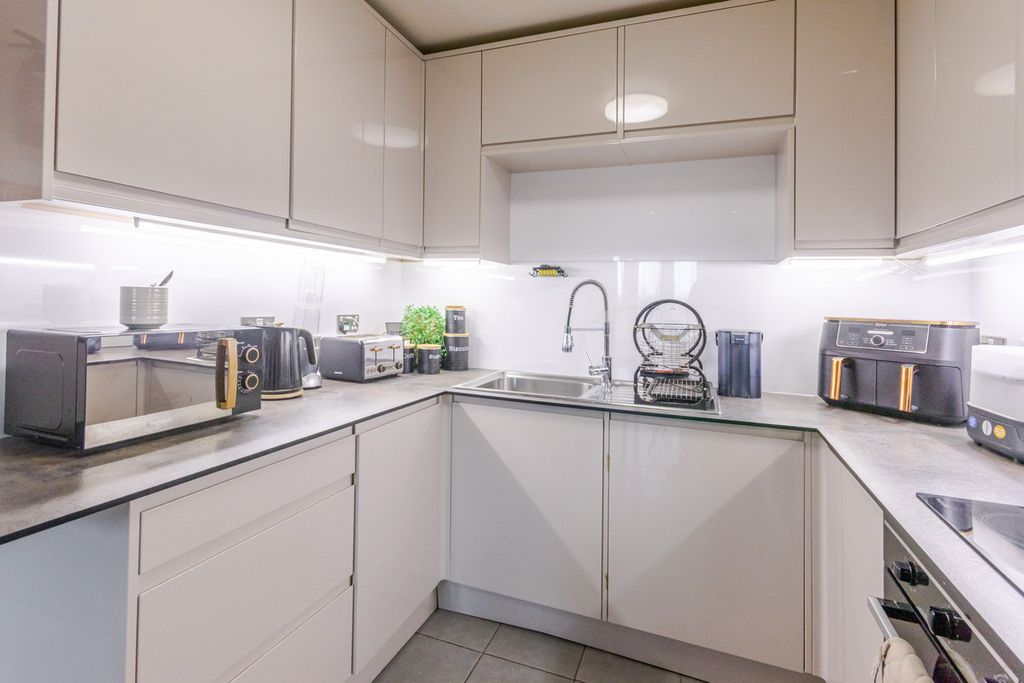 Property photo 2 of 23