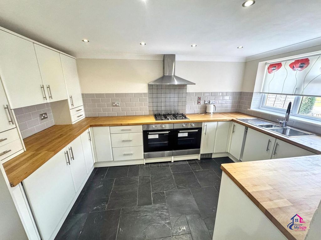 Property photo 3 of 18 Kitchen