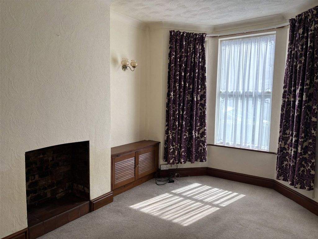 Property photo 3 of 15 Lounge