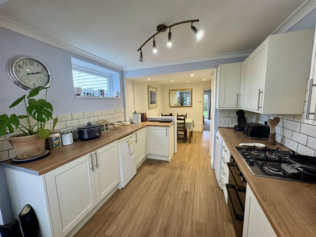 Property photo 2 of 18 Kitchen (1/2)