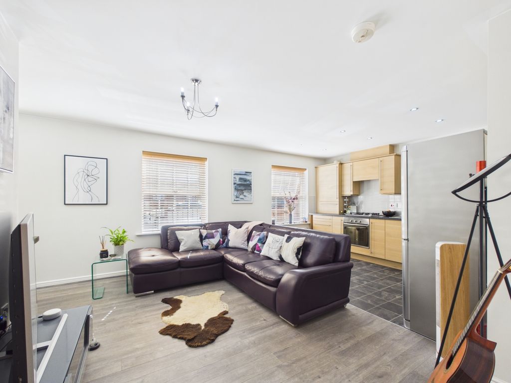 Property photo 3 of 10 Lounge Kitchen