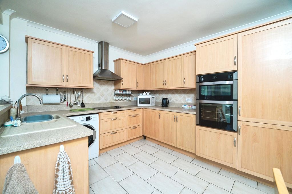 Property photo 3 of 16 Kitchen