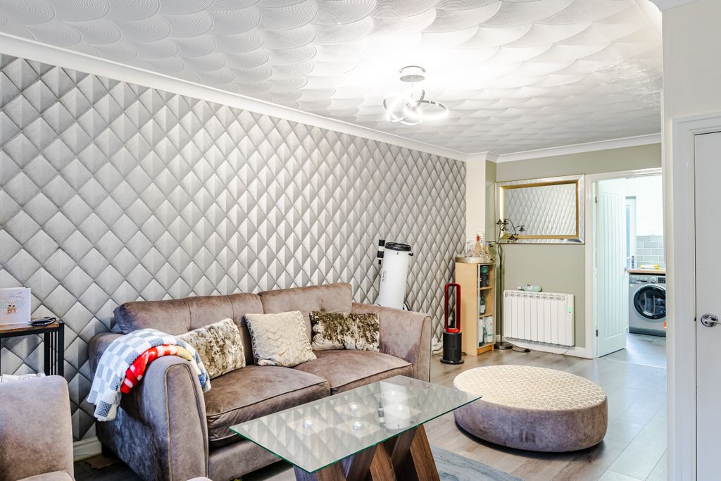 Property photo 2 of 18 Lounge1