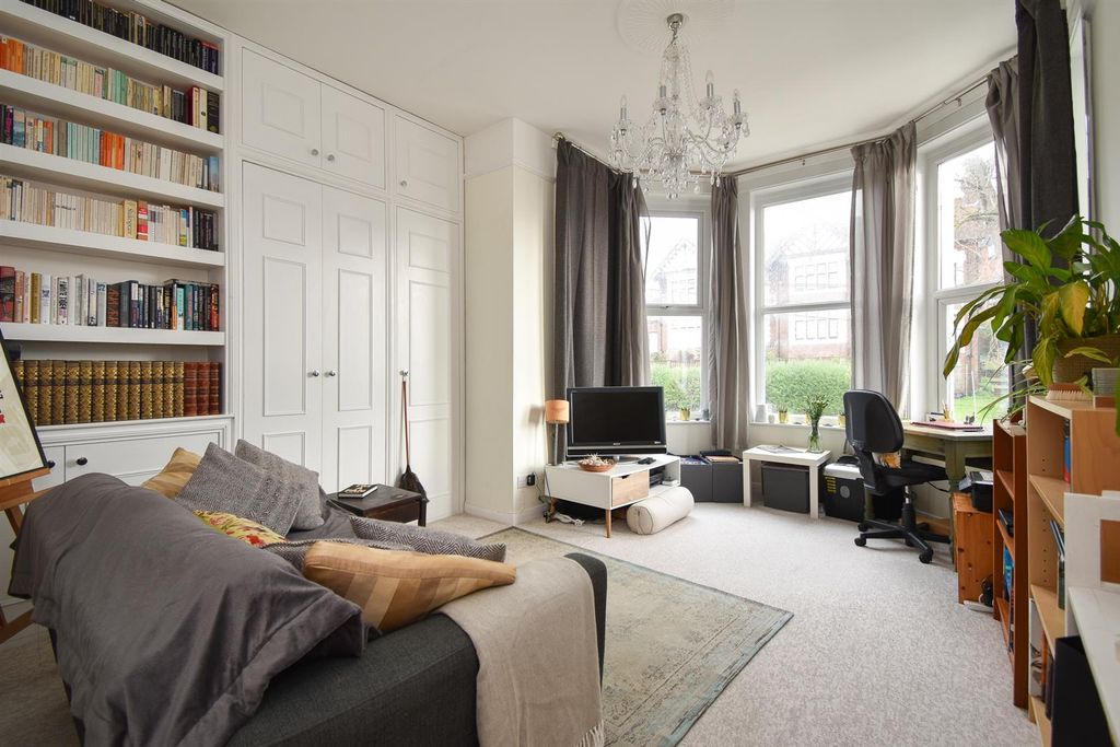 Property photo 1 of 11 Living Room