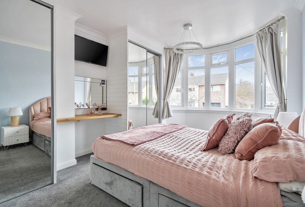 Property photo 2 of 21 Master Bedroom