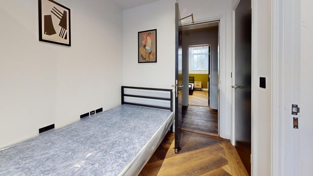 Property photo 2 of 22 A Bright And Stylish Double Bedroom Featuring Mode...