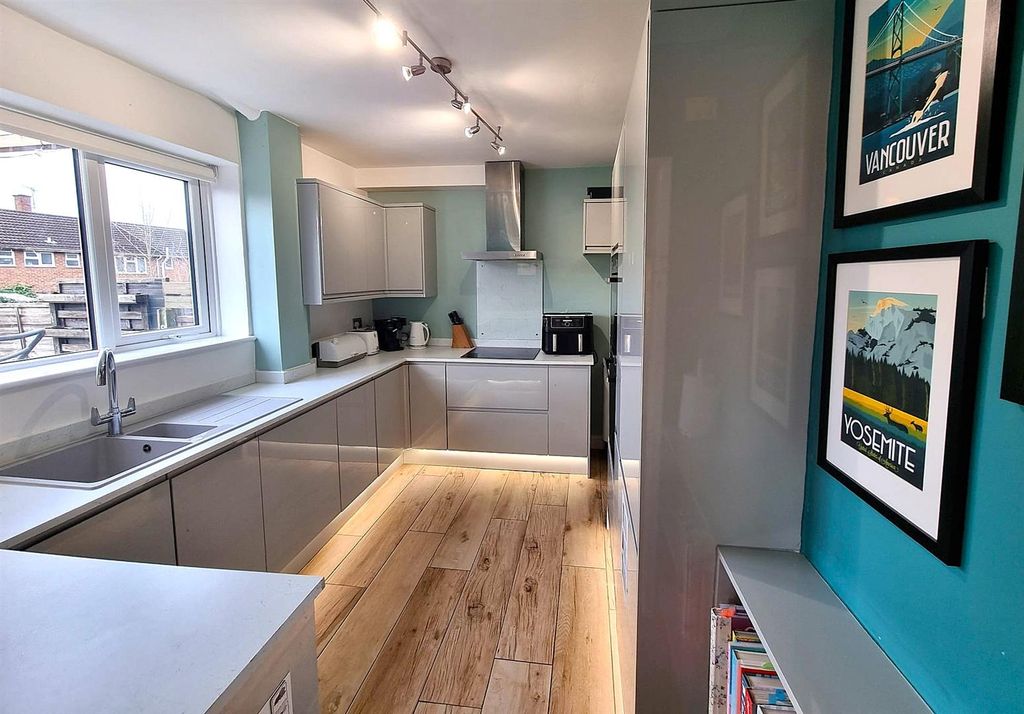 Property photo 2 of 17 Modern Fitted Kitchen