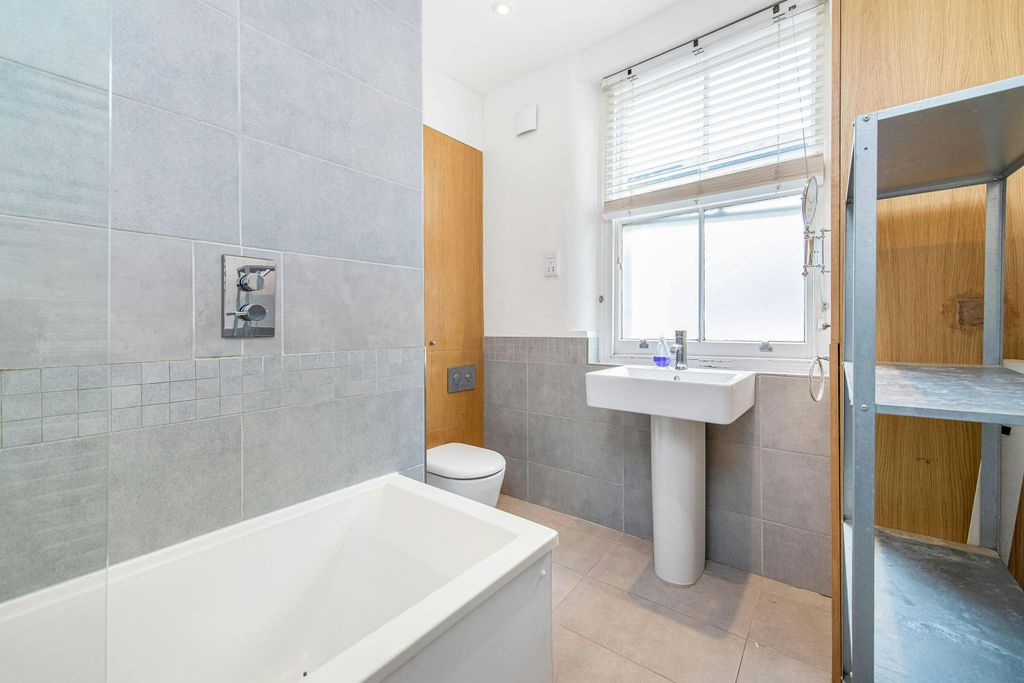 Property photo 2 of 7 30601_Dw_4_Finborough_Road_6_Lo.Jpg