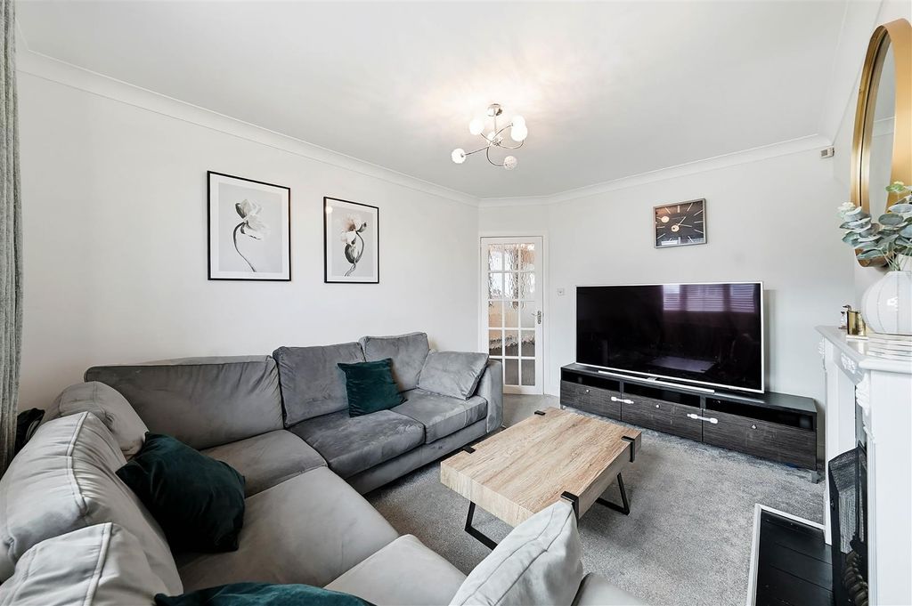 Property photo 3 of 30 Lounge