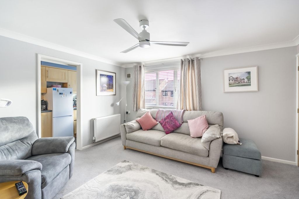 Property photo 2 of 11 Living Room