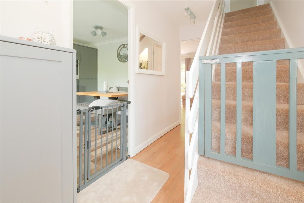 Property photo 2 of 20 Hewitt Close.Jpg