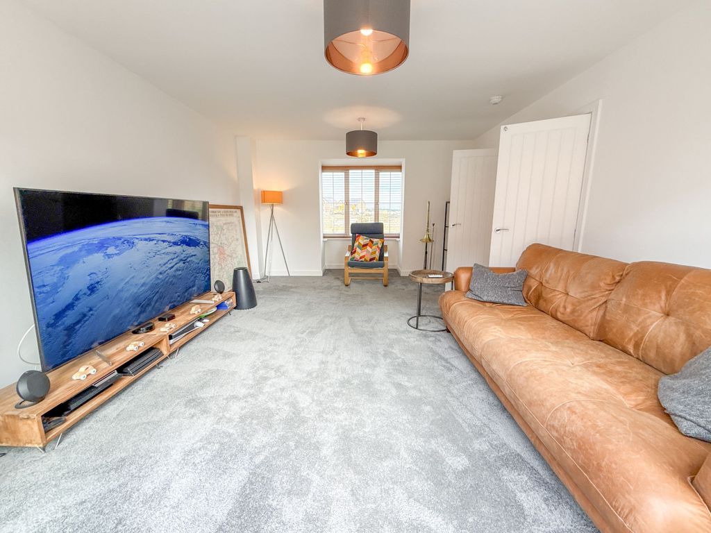 Property photo 3 of 16 Lounge