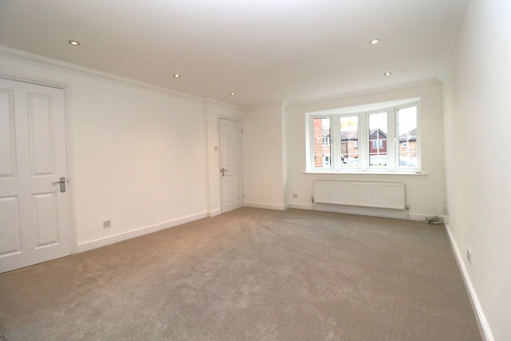 Property photo 3 of 12 Lounge