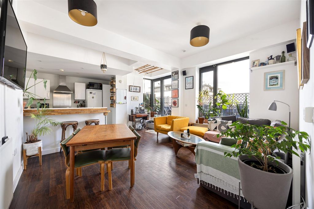 Property photo 2 of 22 Palmers Road, E2