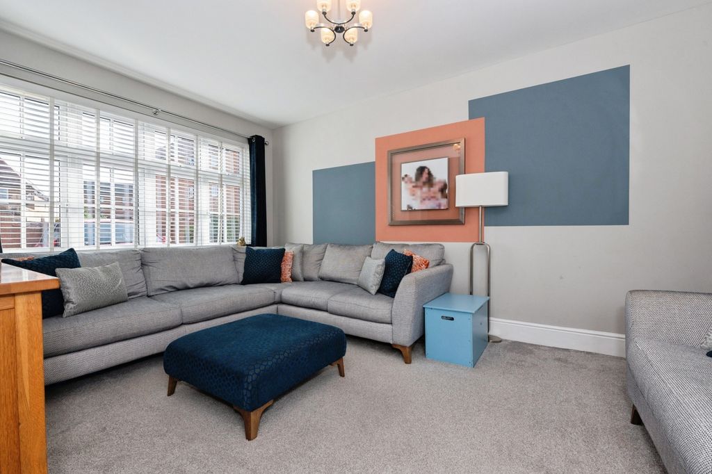 Property photo 3 of 19 Lounge