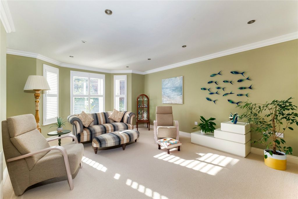 Property photo 2 of 22 Living Room