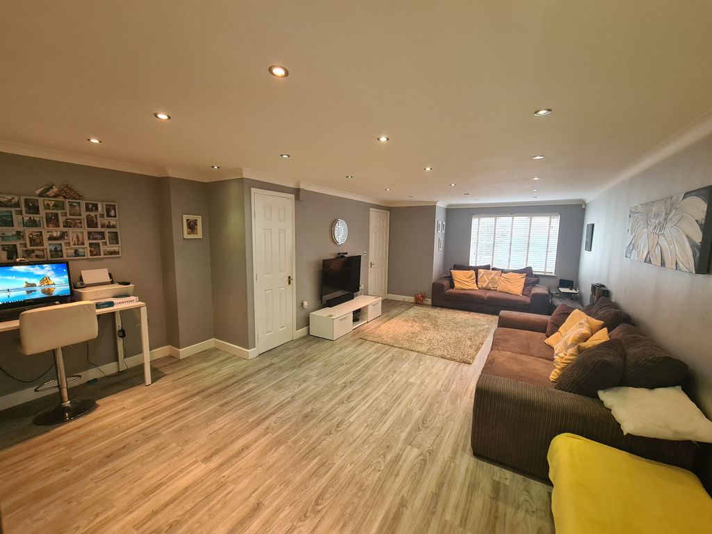 Property photo 2 of 17 Lounge