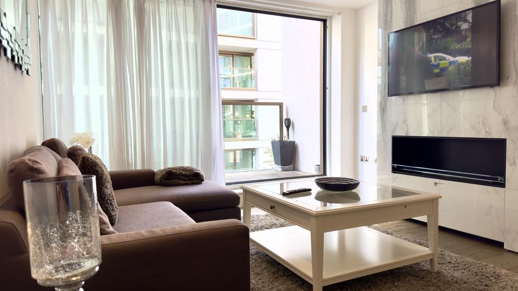 Property photo 1 of 14 Living Room