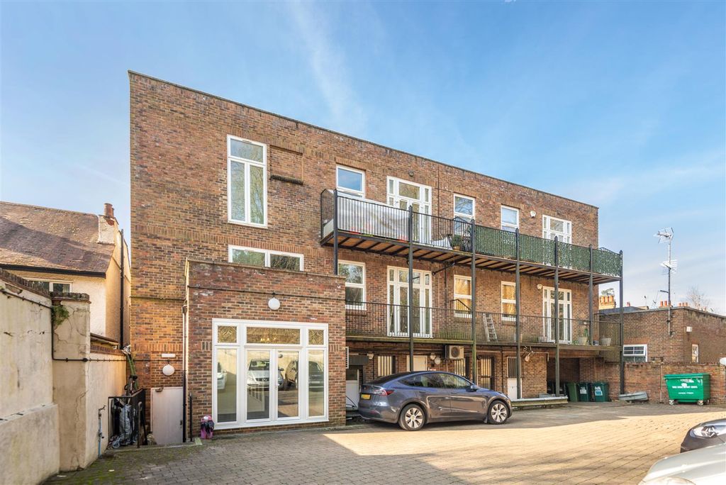 Property photo 1 of 11 8637160-Exterior07.Jpg