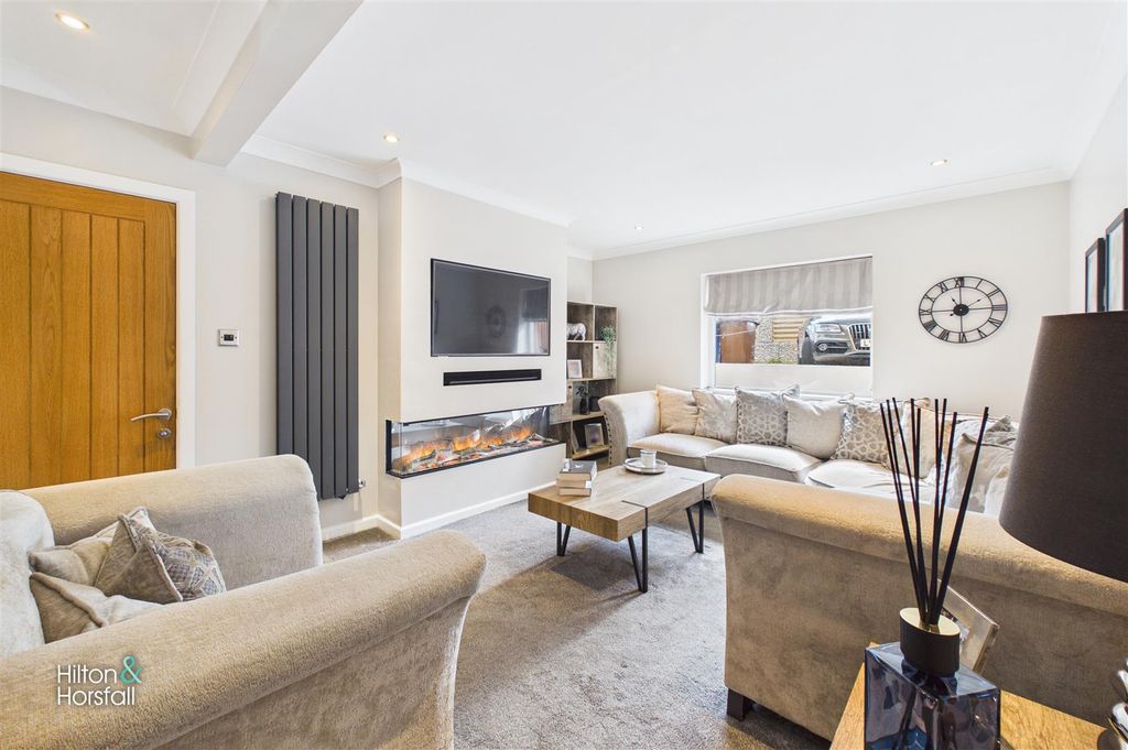 Property photo 2 of 21 Stratford Way