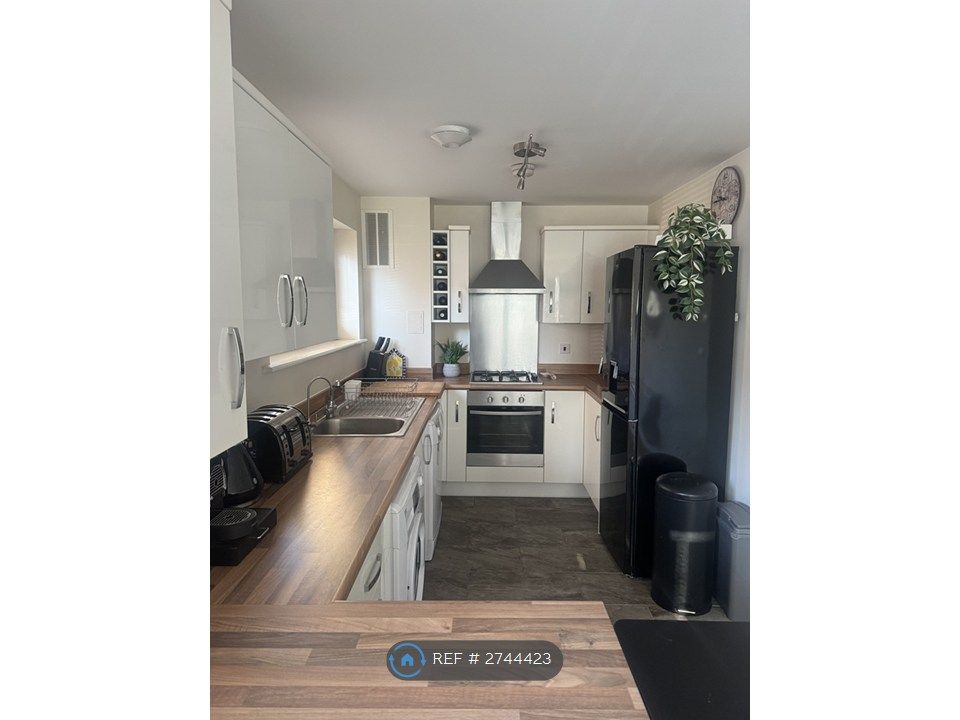 Property photo 3 of 8 Kitchen