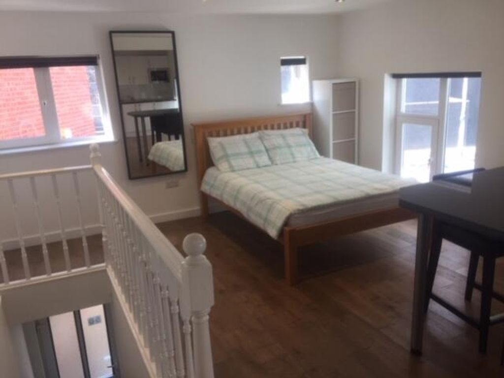 Property photo 2 of 8 A Bright And Inviting Double Bedroom With Ample Na...