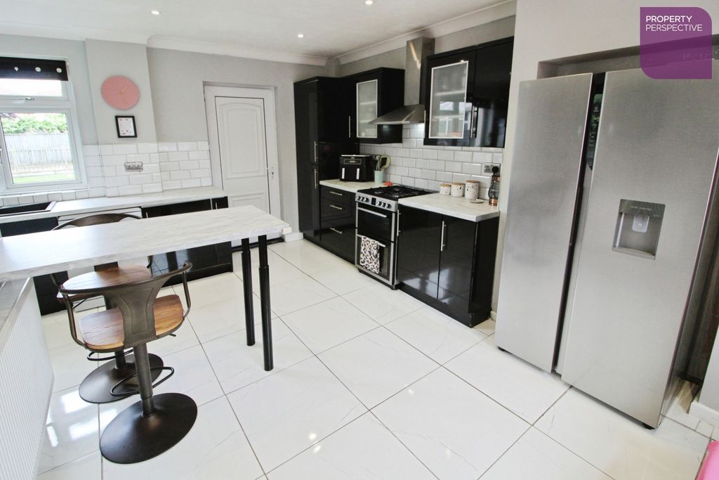 Property photo 3 of 11 Dining Kitchen