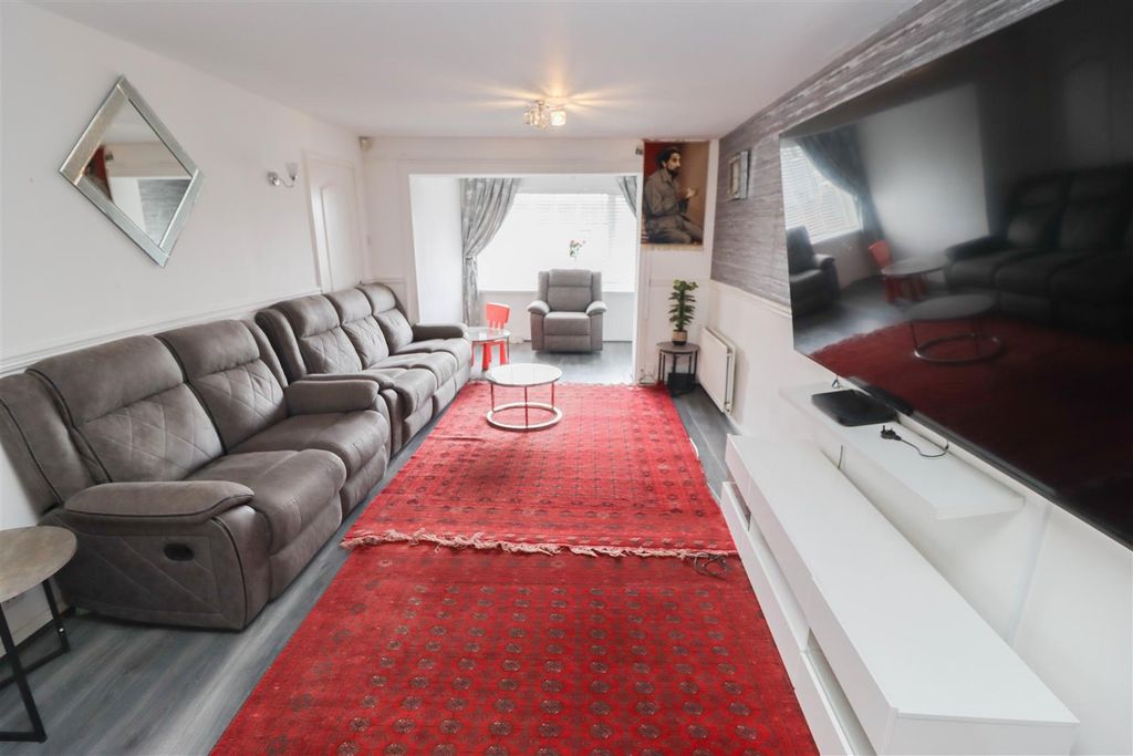 Property photo 2 of 11 Lounge