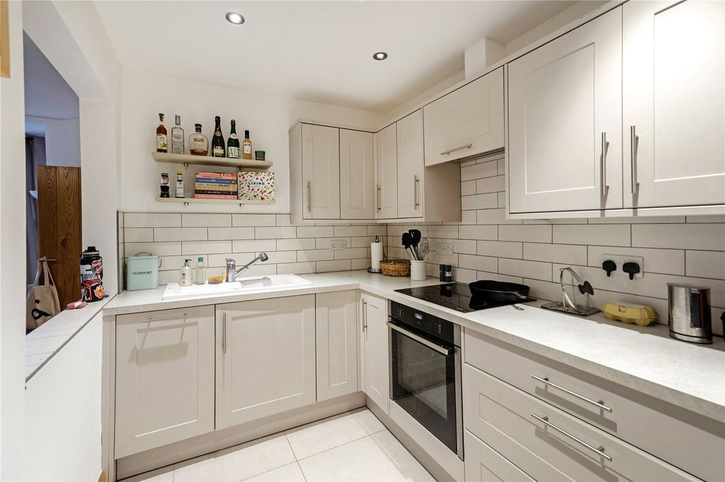 Property photo 3 of 9 Kitchen