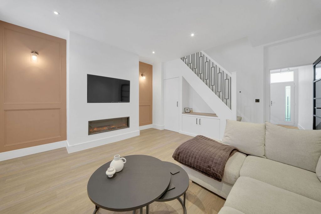 Property photo 3 of 23